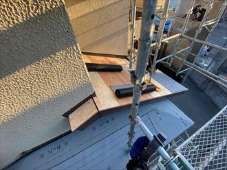 屋根葺き替え工事で下屋根にルーフィングを敷設